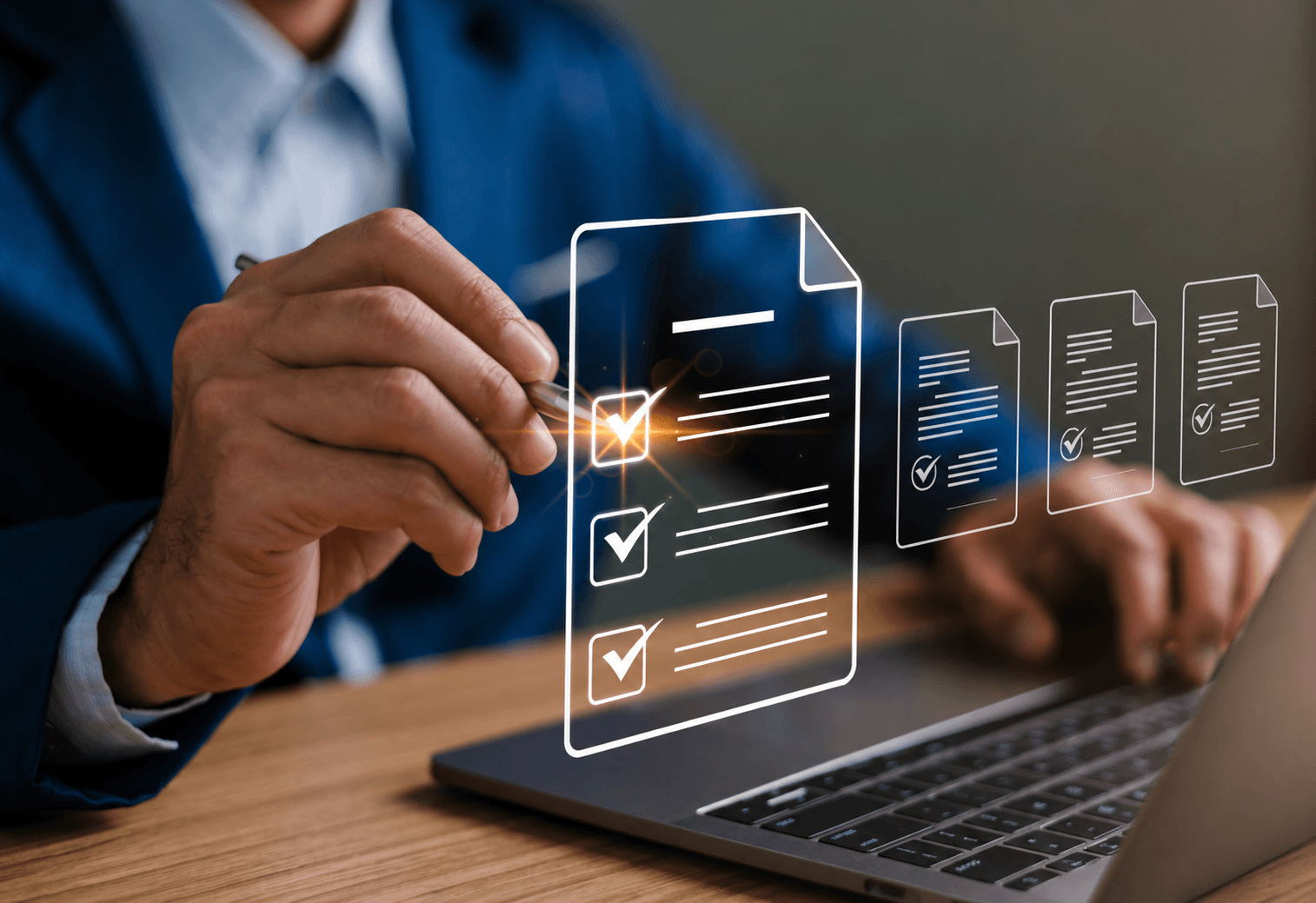 Profissional revisando documentos e checklists